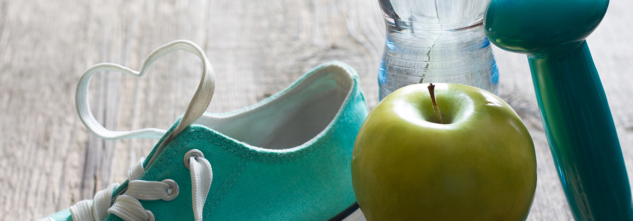 green shoe, apple, jar